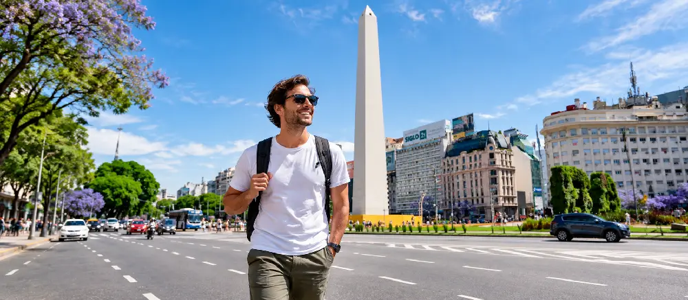Turista en el Obelisco de Buenos Aires